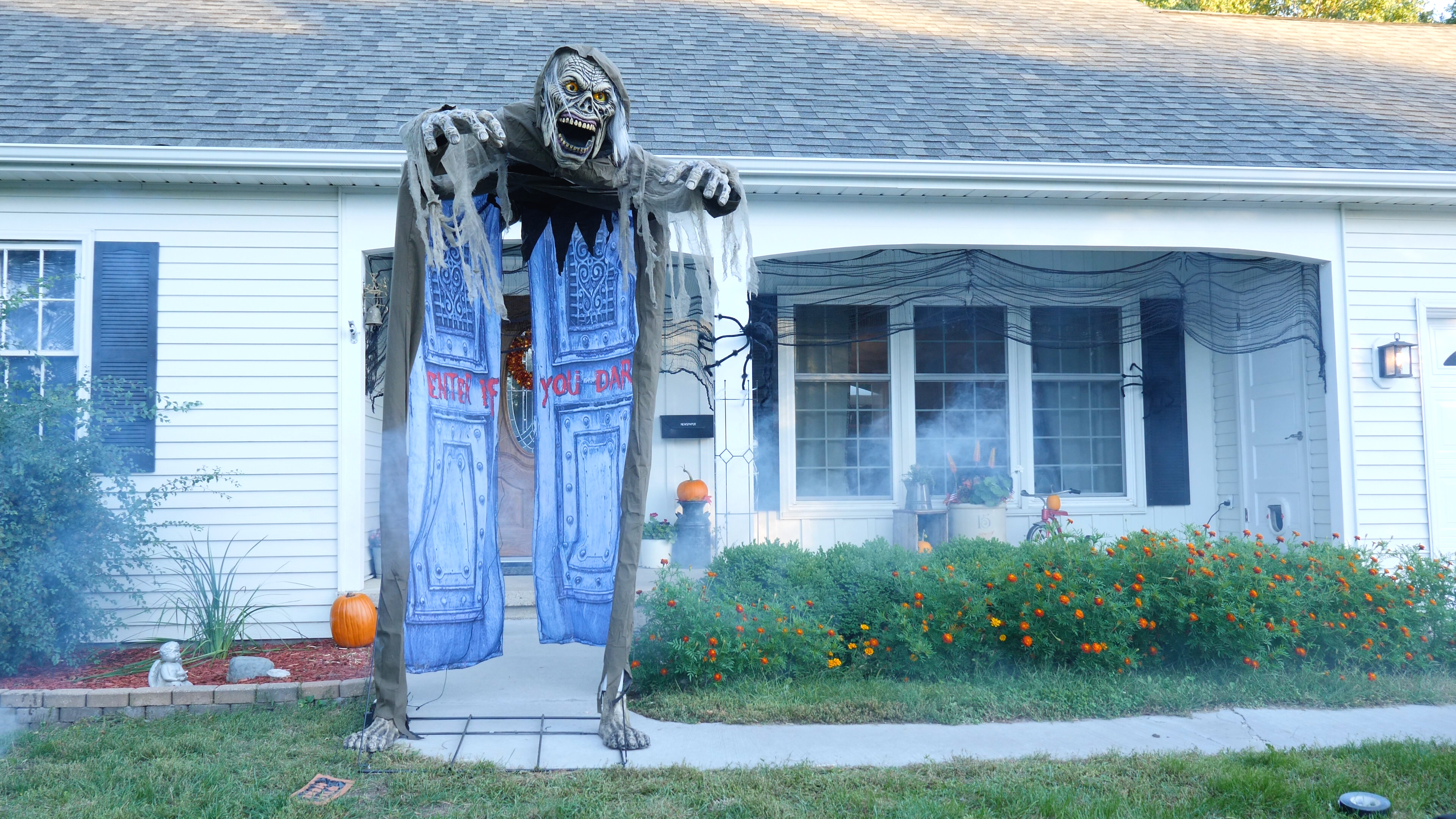 10FT Animated Looming Ghoul Archway Decoration