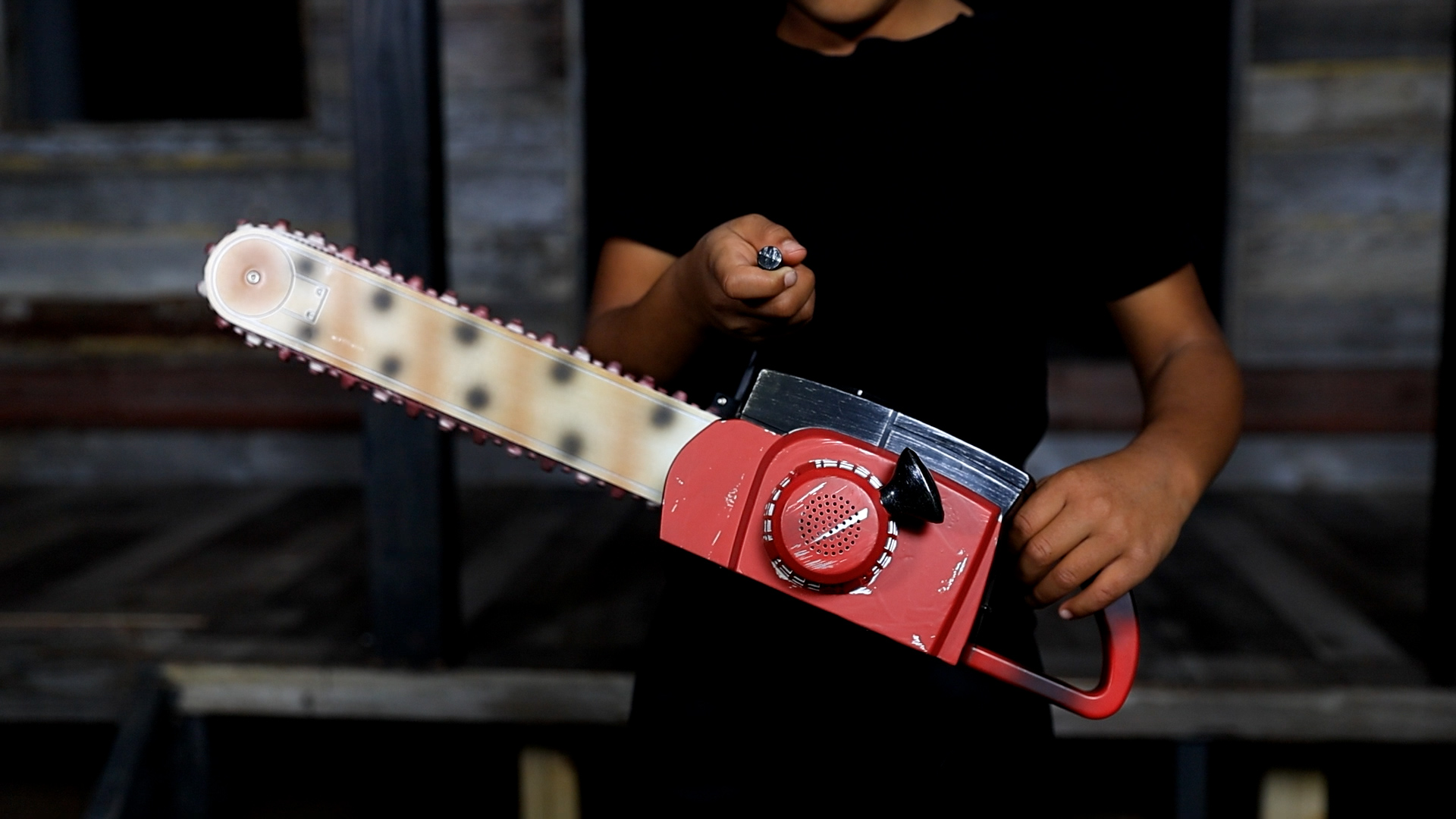 22-Inch Animated Red Rusted Finish Chainsaw Decoration
